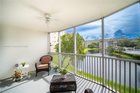 Condo in Miami, Florida, 2 bedrooms  № 1381964 - photo 4