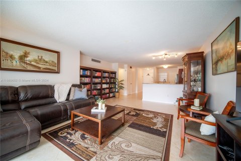 Condo in Miami, Florida, 2 bedrooms  № 1381964 - photo 17