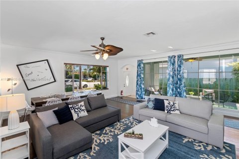 Casa en venta en Hollywood, Florida, 4 dormitorios, 159.61 m2 № 1016904 - foto 2