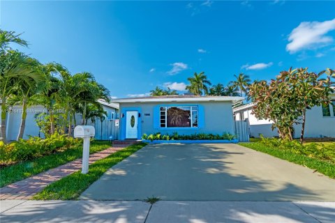 House in Hollywood, Florida 4 bedrooms, 159.61 sq.m. № 1016904 - photo 8