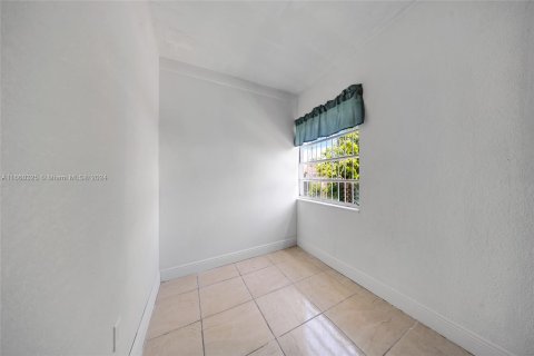 Propiedad comercial en venta en Miami, Florida № 1365829 - foto 30