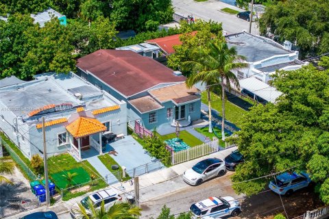 Propiedad comercial en venta en Miami, Florida № 1365829 - foto 14