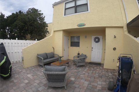 Adosado en venta en Hutchinson Island South, Florida, 2 dormitorios, 101.08 m2 № 1365791 - foto 1