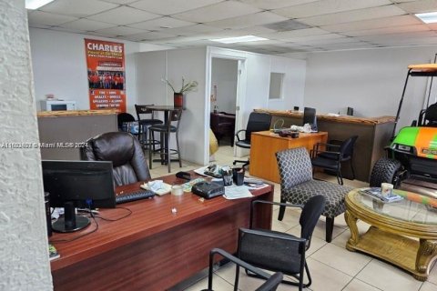 Commercial property in Hialeah, Florida № 1223006 - photo 28