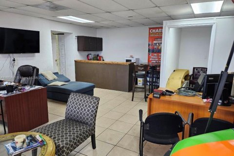 Commercial property in Hialeah, Florida № 1223006 - photo 12