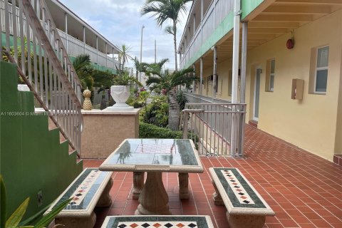 Condo in Miami Beach, Florida, 1 bedroom  № 1223004 - photo 19