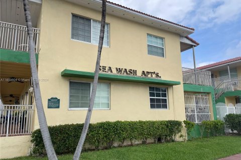 Condo in Miami Beach, Florida, 1 bedroom  № 1223004 - photo 17