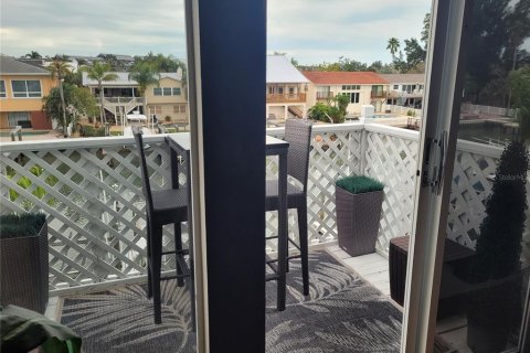 Townhouse in Indian Rocks Beach, Florida 2 bedrooms, 136.1 sq.m. № 923475 - photo 24