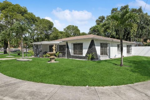 Casa en venta en Miami, Florida, 4 dormitorios, 292.92 m2 № 1383631 - foto 1