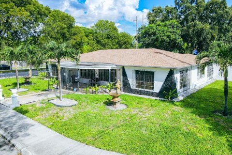 Villa ou maison à vendre à Miami, Floride: 4 chambres, 292.92 m2 № 1383631 - photo 27