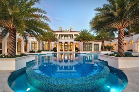 Villa ou maison à vendre à Fort Myers, Floride: 7 chambres, 1215.44 m2 № 589591 - photo 1