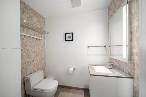 Condo in Miami, Florida, 2 bedrooms  № 1369246 - photo 17