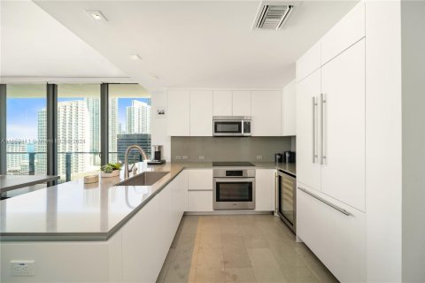 Condo in Miami, Florida, 2 bedrooms  № 1369246 - photo 1