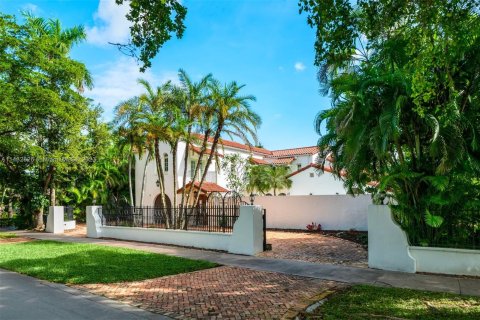 Villa ou maison à vendre à Coral Gables, Floride: 5 chambres, 374.3 m2 № 827516 - photo 1