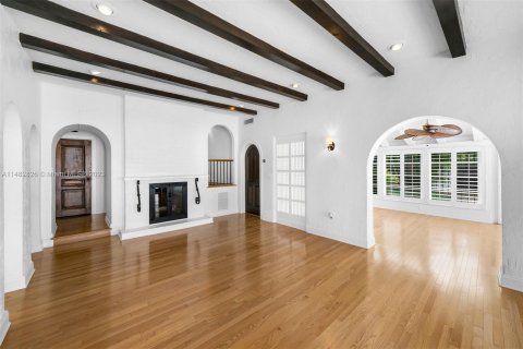House in Coral Gables, Florida 5 bedrooms, 374.3 sq.m. № 827516 - photo 7