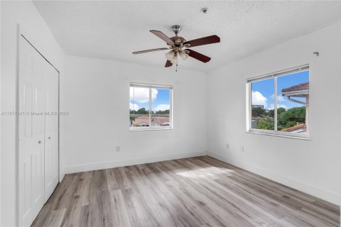 Condo in Hialeah, Florida, 2 bedrooms  № 1404240 - photo 21