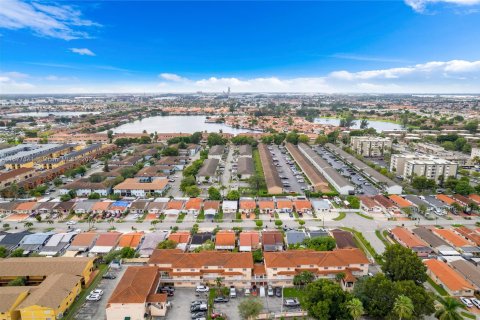 Condo in Hialeah, Florida, 2 bedrooms  № 1404240 - photo 4