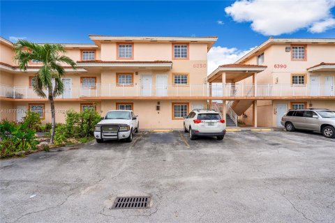 Condo in Hialeah, Florida, 2 bedrooms  № 1404240 - photo 2