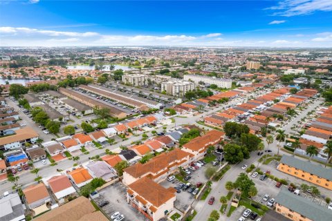 Condo in Hialeah, Florida, 2 bedrooms  № 1404240 - photo 6