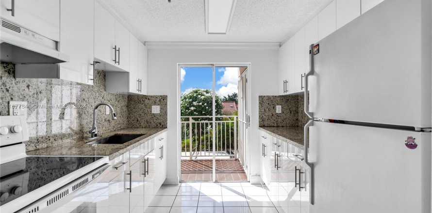 Condo in Hialeah, Florida, 2 bedrooms  № 1404240