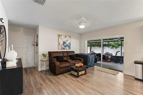 Casa en venta en Miami, Florida, 4 dormitorios, 163.88 m2 № 1404332 - foto 8