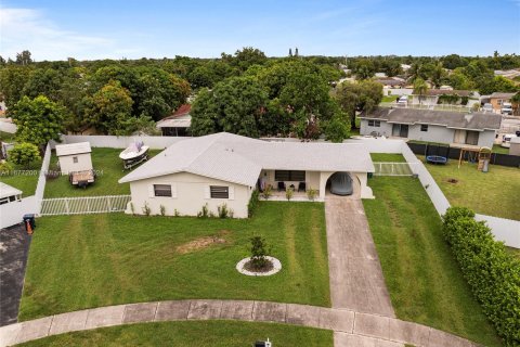 Villa ou maison à vendre à Miami, Floride: 4 chambres, 163.88 m2 № 1404332 - photo 1