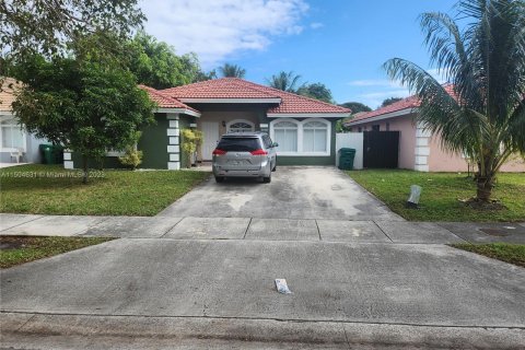 Villa ou maison à vendre à Miami Gardens, Floride: 4 chambres, 153.47 m2 № 912486 - photo 2