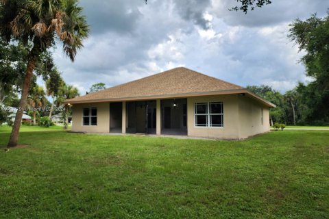 House in Okeechobee, Florida 3 bedrooms № 1293380 - photo 2