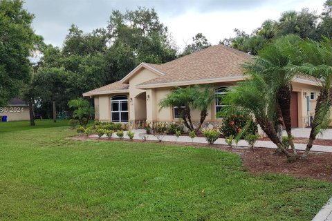 House in Okeechobee, Florida 3 bedrooms № 1293380 - photo 1