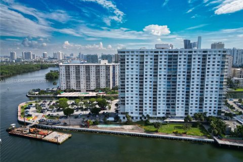 Copropriété à vendre à Sunny Isles Beach, Floride: 1 chambre, 70.79 m2 № 1304717 - photo 1