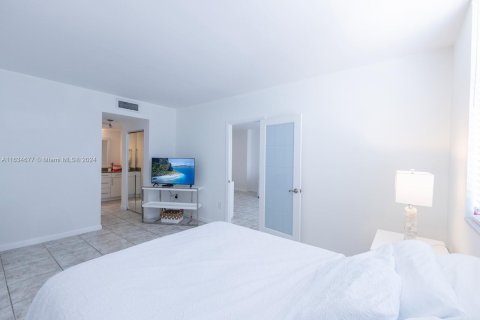 Condo in Sunny Isles Beach, Florida, 1 bedroom  № 1304717 - photo 17