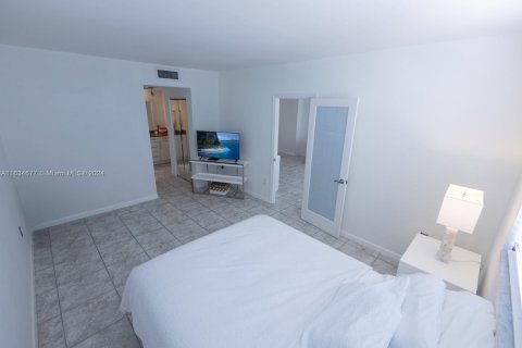 Condominio en venta en Sunny Isles Beach, Florida, 1 dormitorio, 70.79 m2 № 1304717 - foto 18