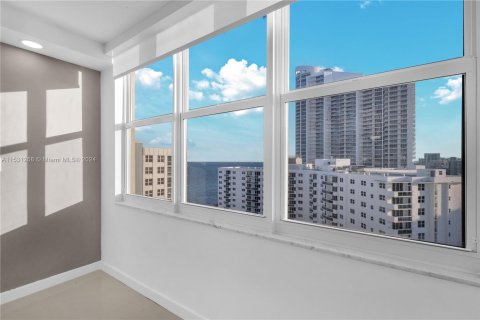 Condo in Hollywood, Florida, 2 bedrooms  № 1002419 - photo 16