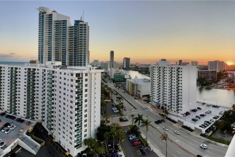 Condo in Hollywood, Florida, 2 bedrooms  № 1002419 - photo 1