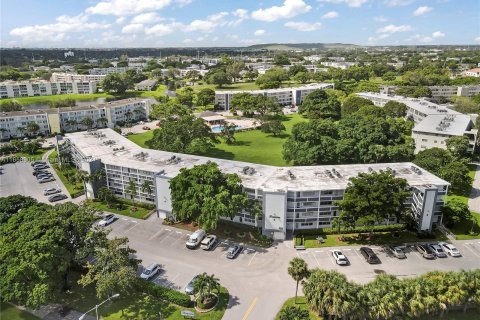 Condo in Deerfield Beach, Florida, 1 bedroom  № 1364120 - photo 1