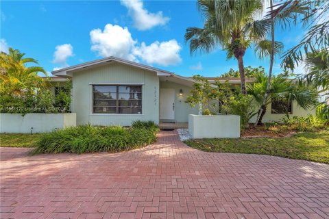 House in Miami, Florida 3 bedrooms, 166.67 sq.m. № 1367493 - photo 1