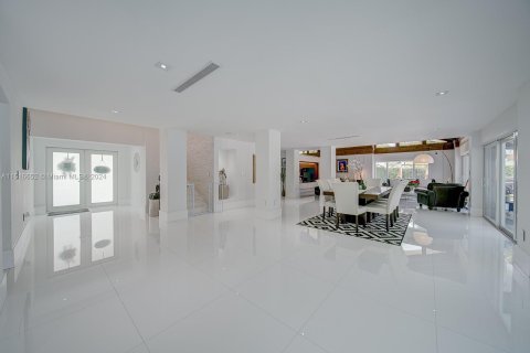 House in Doral, Florida 4 bedrooms, 306.02 sq.m. № 956151 - photo 2