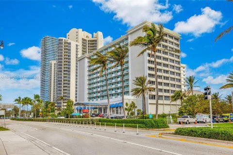 Studio in the Condo in Sunny Isles Beach, Florida  № 956148 - photo 21