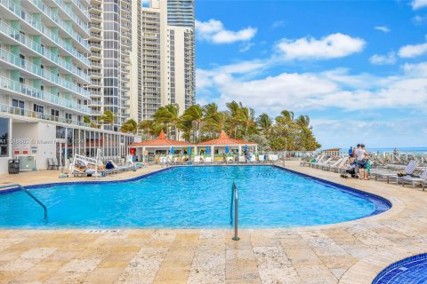 Condominio en venta en Sunny Isles Beach, Florida, 33.44 m2 № 956148 - foto 20