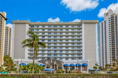 Studio in the Condo in Sunny Isles Beach, Florida  № 956148 - photo 18