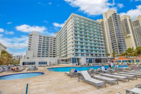 Studio in the Condo in Sunny Isles Beach, Florida  № 956148 - photo 19