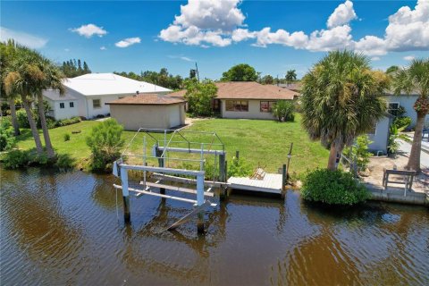 House in Port Charlotte, Florida 3 bedrooms, 147.53 sq.m. № 1286024 - photo 24