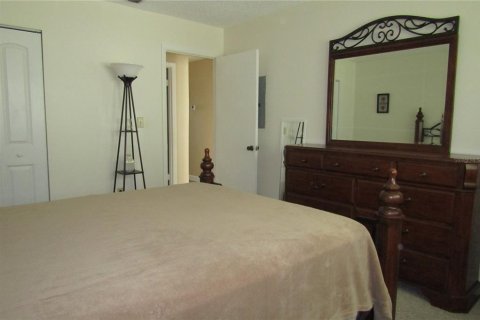 Condo in New Port Richey, Florida, 2 bedrooms  № 1307312 - photo 9