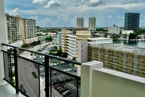 Condo in Hallandale Beach, Florida, 2 bedrooms  № 1310531 - photo 15