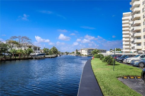 Condo in Hallandale Beach, Florida, 2 bedrooms  № 1310531 - photo 25