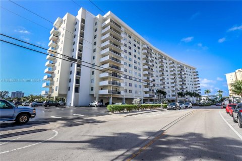 Condo in Hallandale Beach, Florida, 2 bedrooms  № 1310531 - photo 26