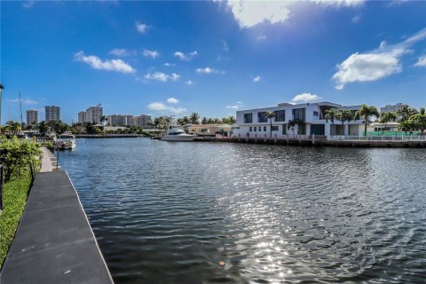 Condo in Hallandale Beach, Florida, 2 bedrooms  № 1310531 - photo 24