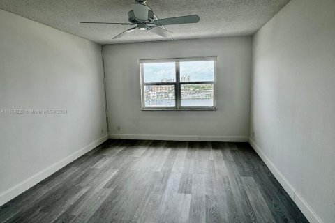 Condo in Hallandale Beach, Florida, 2 bedrooms  № 1310531 - photo 6