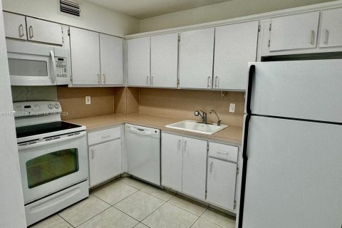 Condo in Hallandale Beach, Florida, 2 bedrooms  № 1310531 - photo 3