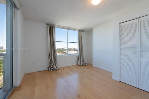 Condo in Miami Beach, Florida, 3 bedrooms  № 1367029 - photo 25